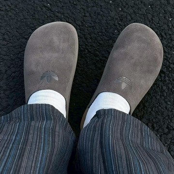 ADIDAS ORIGINALS ADIMULE 深棕 大地色 勃肯 穆勒鞋 包頭拖鞋 休閒 愛迪達 男女 JS0705