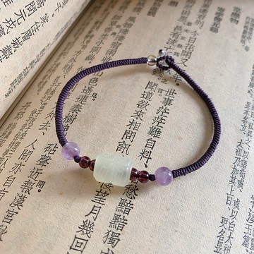 售完欣賞 知音書。天然岫玉復古編織手繩 石榴石紫水晶 雕刻桶珠