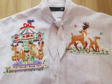 手工刺繡亞麻襯衫，飾以鹿、花朵、旋轉木馬與遊樂園的圖案。