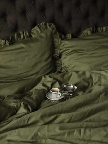 荷葉邊被套組：100% 純棉緞織緹花寢具，苔綠色