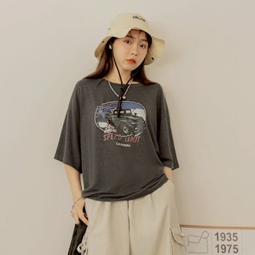 OB嚴選-復古探險吉普車印花短袖上衣《AB20147-》