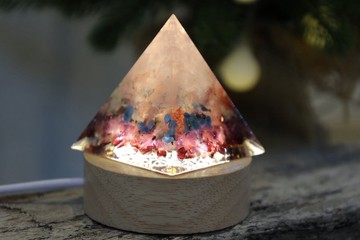 【快速出貨】聖戀之山奧剛金字塔小夜燈 Orgonite黃水晶療小夜燈