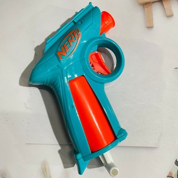 [沐沐屋]Nerf N 系列裝備包中的其中一把小型藍橘色培林/彈發射器（Flex 爆能槍）。