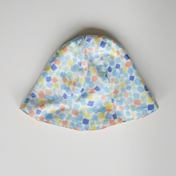 藍色磚小孩漁夫帽