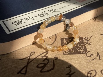 【琥華金曦。水晶手串】黃膠花、天然蜜蠟|礦物手串、礦石手串