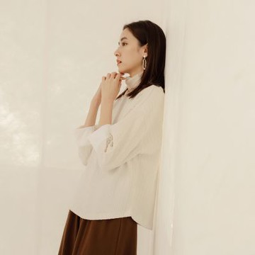 OB嚴選-立體紋理圓領袖打褶拼接上衣《AB19054-》