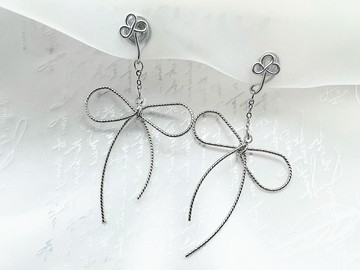 | 蝴蝶結 | 銀色 大  個性 風格 耳環 抗過敏耳勾 無痛專利耳夾