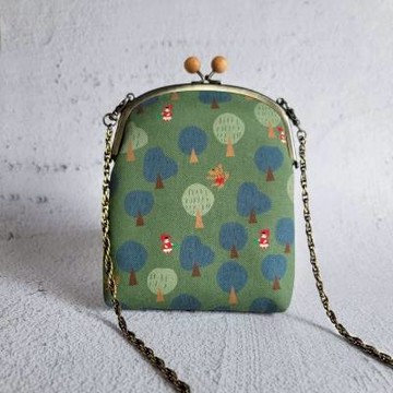 【Simple Zone】Boing Boing 防潑水口金包 斜背包 檜木釦手機包 小紅帽大野狼 草綠色漂亮園林(BO-2107A)