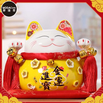 摩達客◉春節開運招財◉8.5吋黃色金運進寶招財貓（含坐墊）_撲滿存錢桶擺飾桌飾_廠商直送