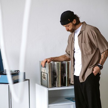 黑膠唱片架梳子。金屬LP唱片存儲。