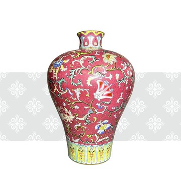 清 乾隆 胭脂紅地軋道錦紋粉彩纏枝花卉紋梅瓶