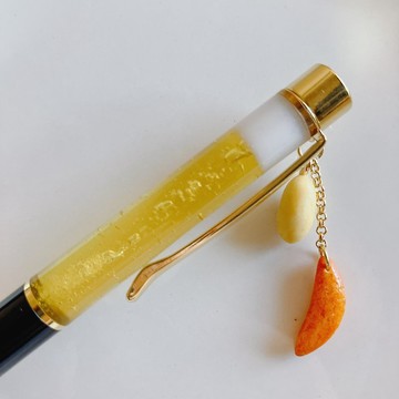 附柿種吊飾的啤酒造型原子筆