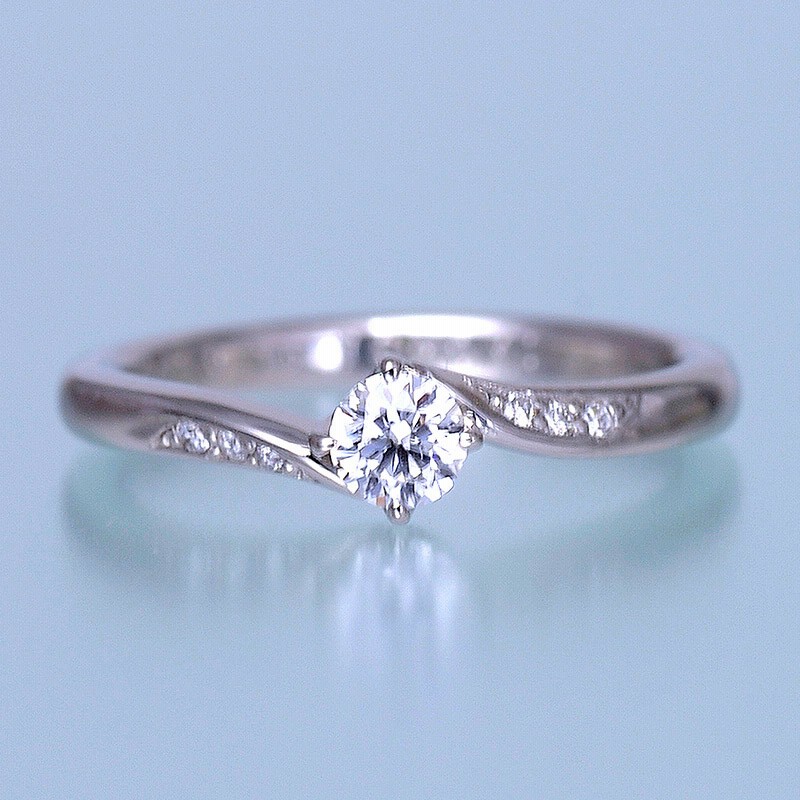 婚約指輪 メレーダイアが斜めに入ったおしゃれなリング Ess192n h6 通販 Lineポイント最大5 0 Get Lineショッピング