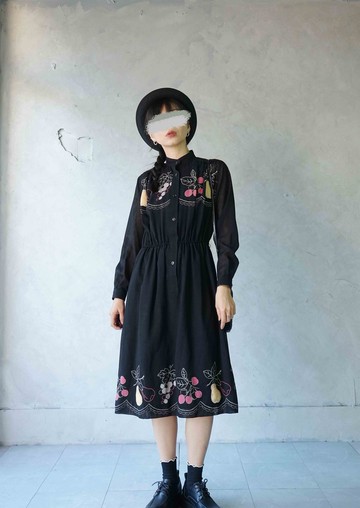 尋寶古著-童趣水果印花立體鋪棉復古黑色洋裝