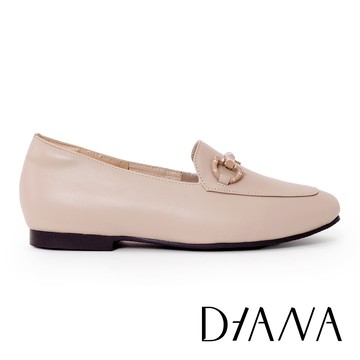 DIANA 經典馬銜釦真皮平底樂福鞋 裸色 #54760