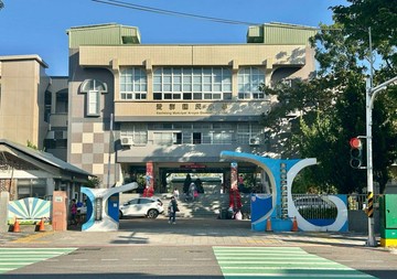 位置醒目!!愛群國小二聖&復興路商圈臨路透天店面｜高雄市前鎮區二聖二路