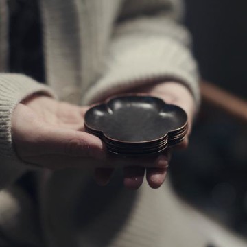 |勿念|《海棠》純銅杯托 杯底 炭黑做舊 茶托 錘紋 文人茶器 杯墊