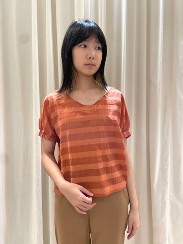 微杏領前拼接上衣