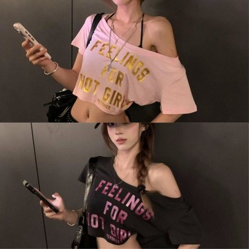 ♡ 𝑪𝒉𝒊𝒄 𝒖 ♡美式辣妹復古設計感字母印花斜肩短袖T恤女辣妹風百搭修身上衣