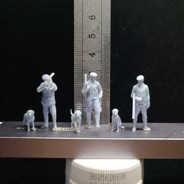 【台灣出貨】✨免運 微縮模型 微縮兵人 1/64微縮小人 獵人和獵犬 戶外活動人物沙盤擺件小比例高精度模型