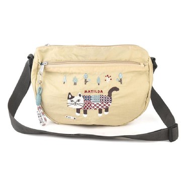 Kusuguru Japan 半月包 輕量防潑水斜背單肩包Matilda款-米色偏綠