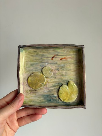 H 水塘 裡的魚  手繪陶12.6 x 11.8 xH 1.9  cm