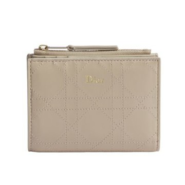 Dior 迪奧 Trianon Dahlia 對折 籐格紋 羊皮 拉鍊 皮夾 卡夾 短夾 駝米色 S4603OSQM_73U