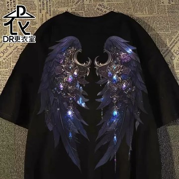 DR更衣室-T恤 韓版暗黑翅膀印花短T 卡通公仔 男生衣服 短袖 上衣 大尺碼5XL【NL625154】