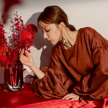 OB嚴選 簡約緞面感綁帶澎袖上衣 《AB20924》