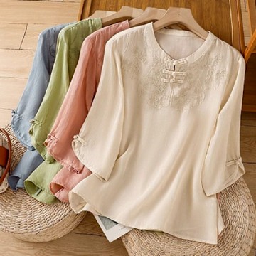 【LANNI 藍尼】現+預 中式盤扣刺繡短袖上衣(女上衣/休閒/舒適/T恤)