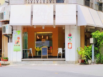 R9◆忠孝公園◆圖書館◆大面寬收租三角窗店面｜高雄市新興區德智街