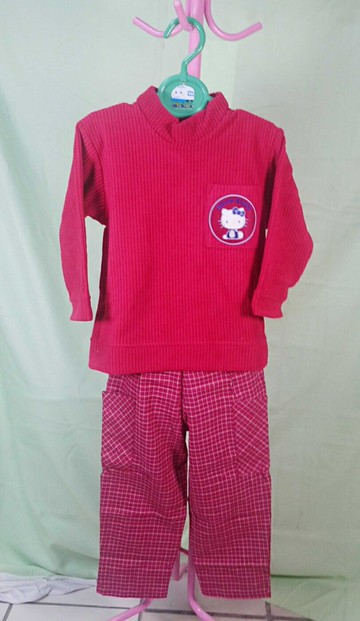 【震撼精品百貨】Hello Kitty 凱蒂貓 毛衣 紅 褲 格子 震撼日式精品百貨