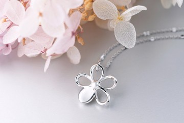 花朵系列 可愛女人花 四瓣鏤空造型項鍊