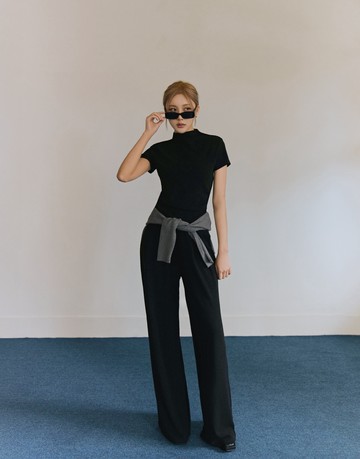 不經意的曲線氣場；小高領墊肩短袖上衣+寬褲 兩色