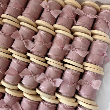 塵土飛揚的玫瑰絲帶/木線軸上的手工染色絲帶