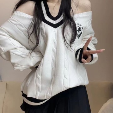 La Belleza性感套脖子露肩學院風麻花刺繡徽章針織毛衣