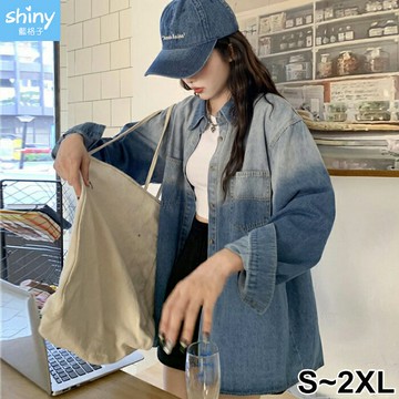 特點展現．漸變色寬鬆雙口袋牛仔襯衫外套－shiny藍格子【V5045】