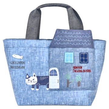 kUSUgURU JAPAN 日本眼鏡貓 Matilda san系列 手提包 立體突出房子刺繡貼花前口袋造型寬口收納包  21 x 23 x 13cm 手柄長度35cm  藍色