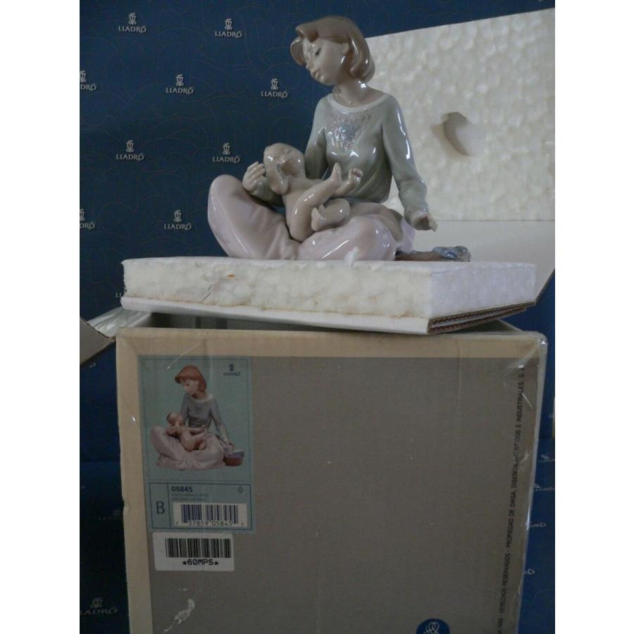 リヤドロ LLADRO MOTHER DRESSING THE BABY 5845 ***MINT IN BOX