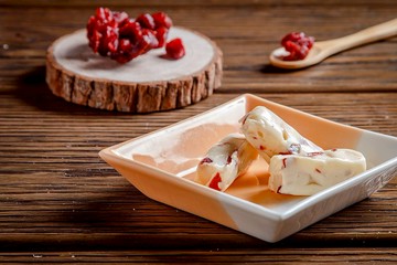 草莓夏威夷果仁牛軋糖|袋裝300g/蛋奶素/不附提袋