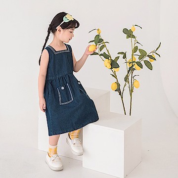 OB嚴選-圖騰刺繡大口袋後排釦純棉背心牛仔洋裝