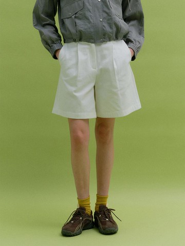 COTTON ONE-TUCK BERMUDA SHORTS [WHITE]