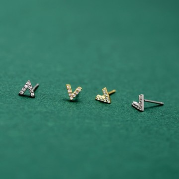 Sweet Air L37 日韓流行耳飾 S925銀針 迷你小巧字母V 耳針 耳環