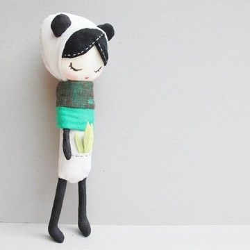 小貓熊精靈(眼看下方微笑著)