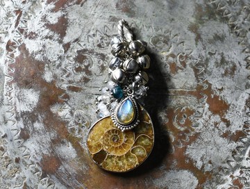 費洛蒙石與精緻銀飾拉長石、飽滿鈴鐺與拉長石、月光石、赫基蒙鑽石、靛藍色珠飾的墜飾