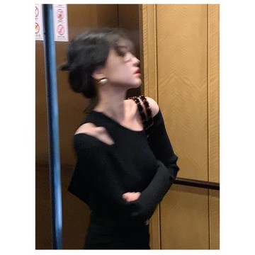 黑色斜肩露肩長袖針織毛衣女氣質春季新款修身設計感打底衫上衣潮