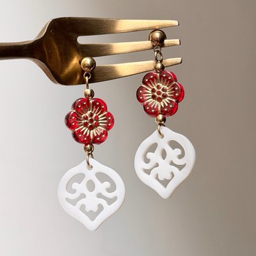 老林雜貨 | 紅花白玉貝殼耳環 (針式 / 夾式)