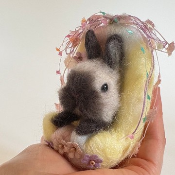 頹飛兔品種的荷蘭垂耳兔 – 棲身於粉彩雞蛋中的羊毛氈兔子