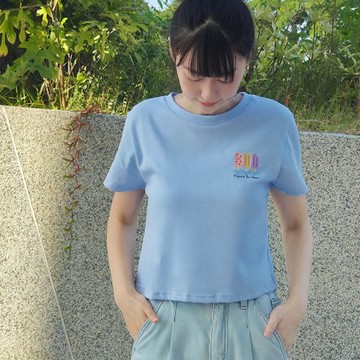 【枝仔冰短版Tee】台灣小吃設計。流行短版天空藍。中磅細纖純棉