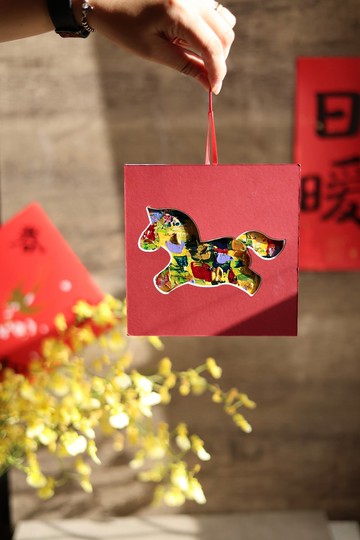 新春手作材料包 讓色彩在馬型相框裡成形